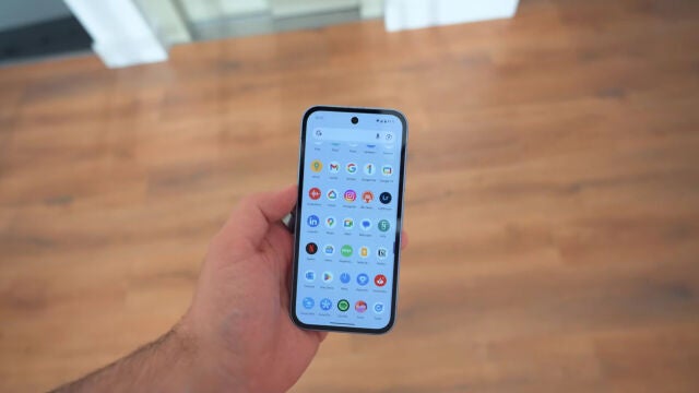 El Google Pixel 9a es un móvil pequeño y compacto