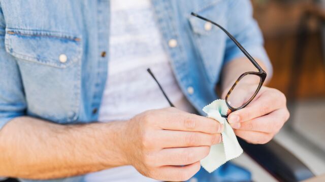 Sin jabón ni limpiacristales: el truco sencillo para eliminar los arañazos de las gafas y que parezcan nuevas