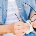Sin jabón ni limpiacristales: el truco sencillo para eliminar los arañazos de las gafas y que parezcan nuevas