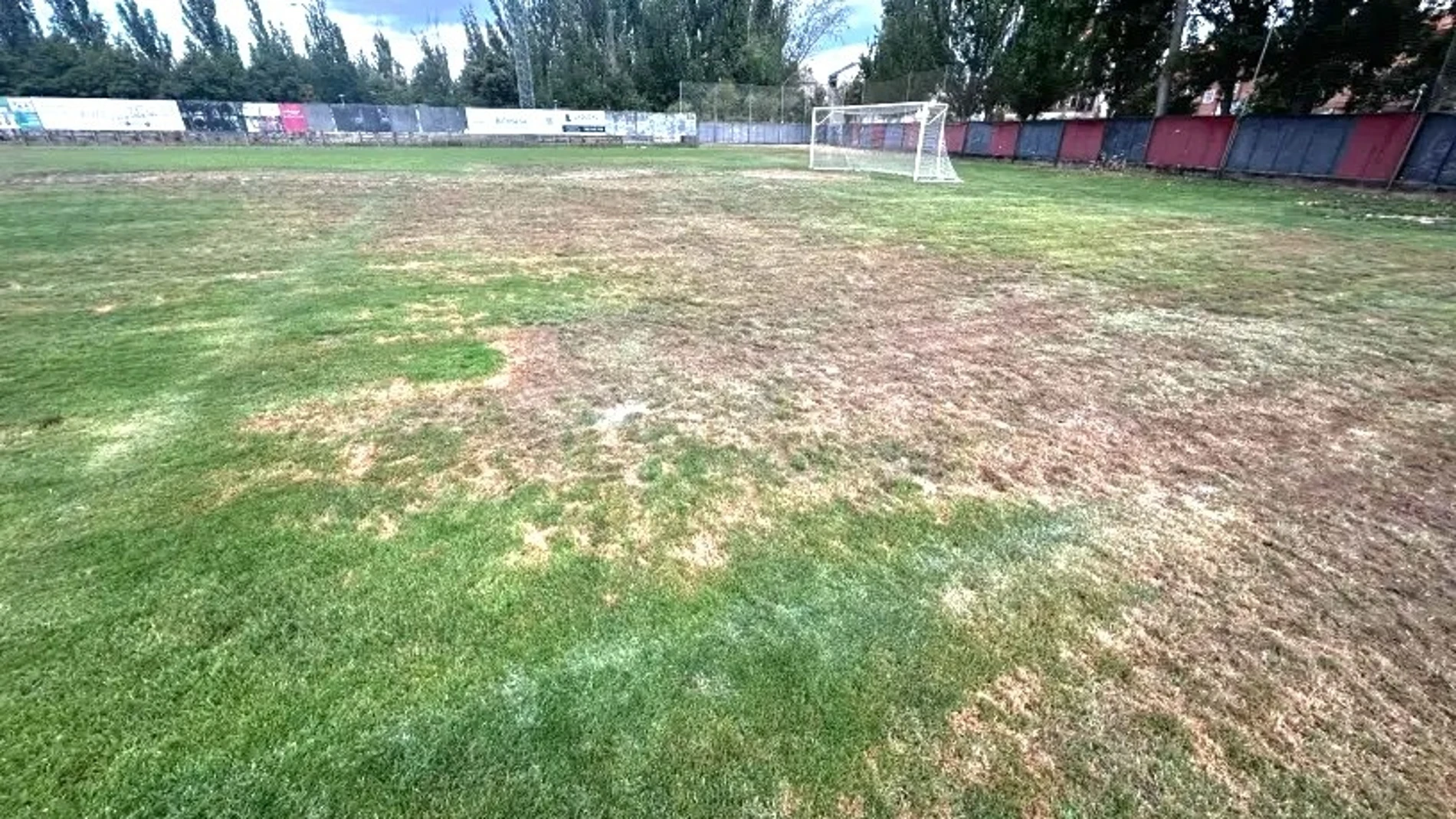 IU-Podemos Laguna denuncia el "impracticable" estado del campo de fútbol de la localidad . REMITIDA / HANDOUT por IU-PODEMOS LAGUNA Fotografía remitida a medios de comunicación exclusivamente para ilustrar la noticia a la que hace referencia la imagen, y citando la procedencia de la imagen en la firma 05/09/2025