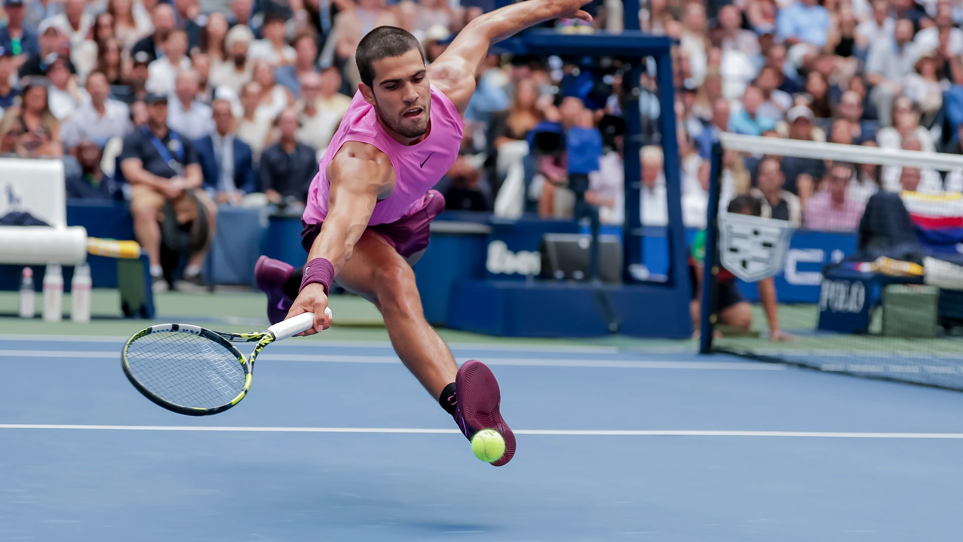FLUSHING MEADOWS (United States), 05/09/2025.- Carlos Alcaraz of Spain in action against Novak Djokovic of Serbia during the men's singles semifinals of the US Open Tennis Championships at the USTA Billie Jean King National Tennis Center in Flushing Meadows, New York, USA, 05 September 2025. (Tenis, España, Nueva York) EFE/EPA/CRISTOBAL HERRERA-ULASHKEVICH