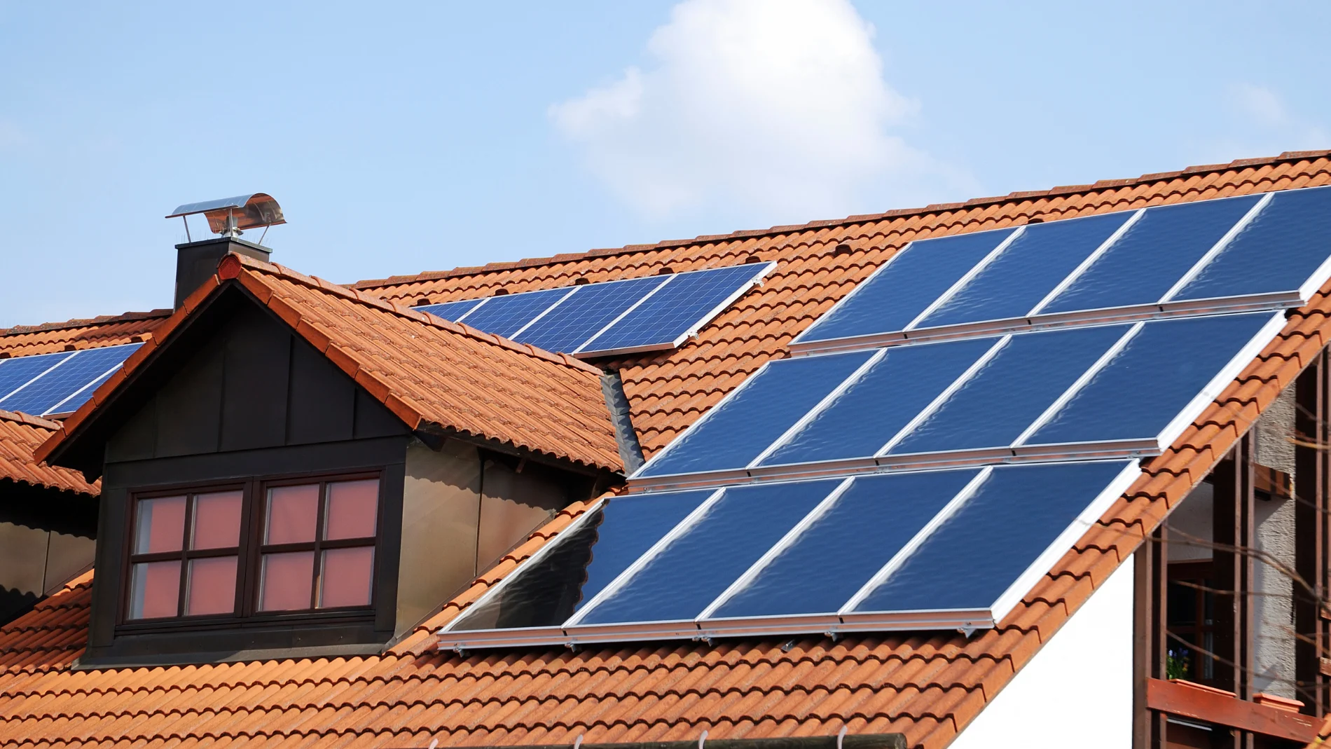 Adiós a las placas solares en casa: así es el aerogenerador que funciona con tormentas y se pone en el tejado