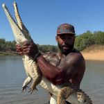Australia, indignada con un turista e influencer estadounidense que se grabó molestando y 'luchando' contra un cocodrilo