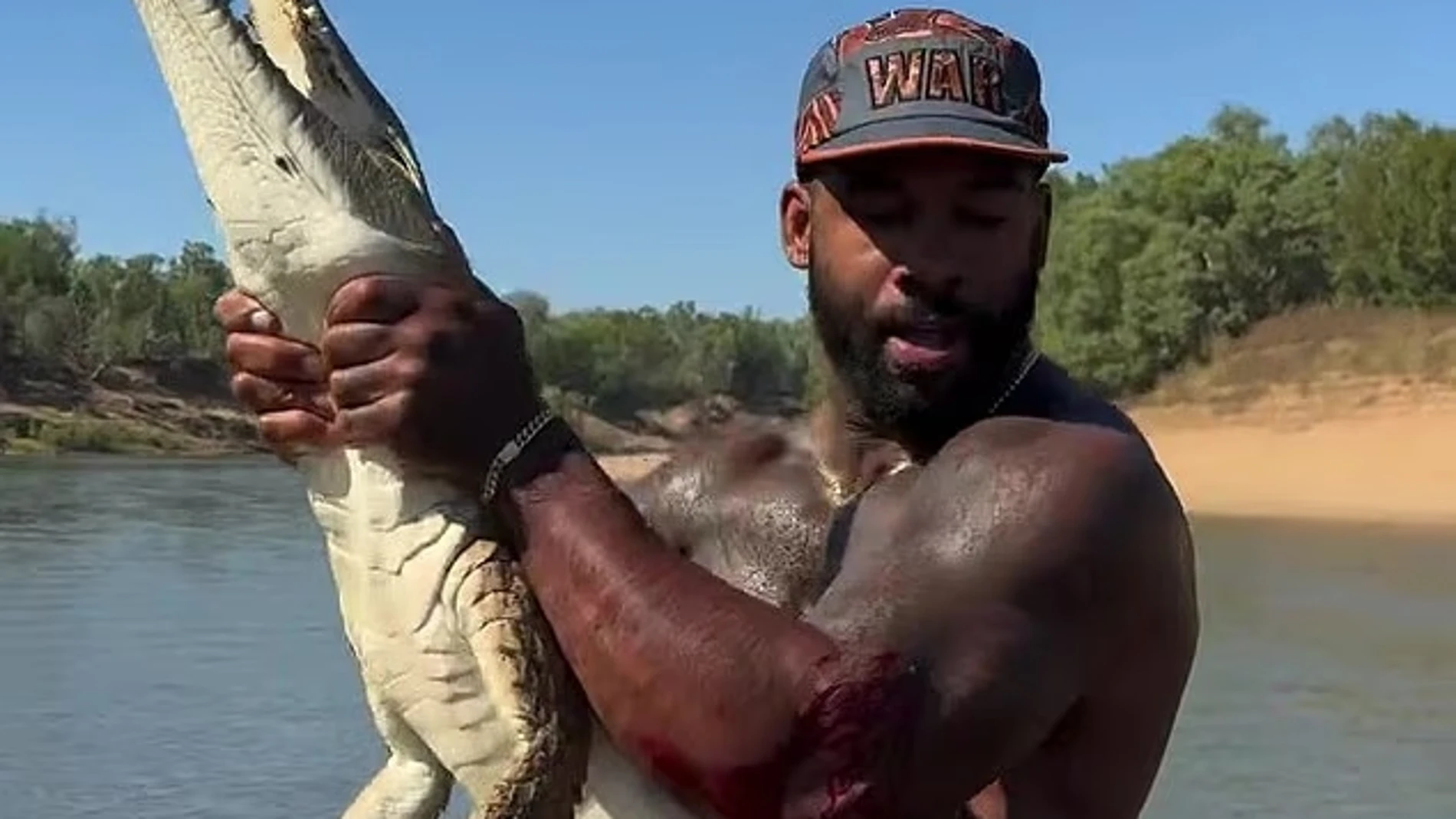 Australia, indignada con un turista e influencer estadounidense que se grabó molestando y 'luchando' contra un cocodrilo