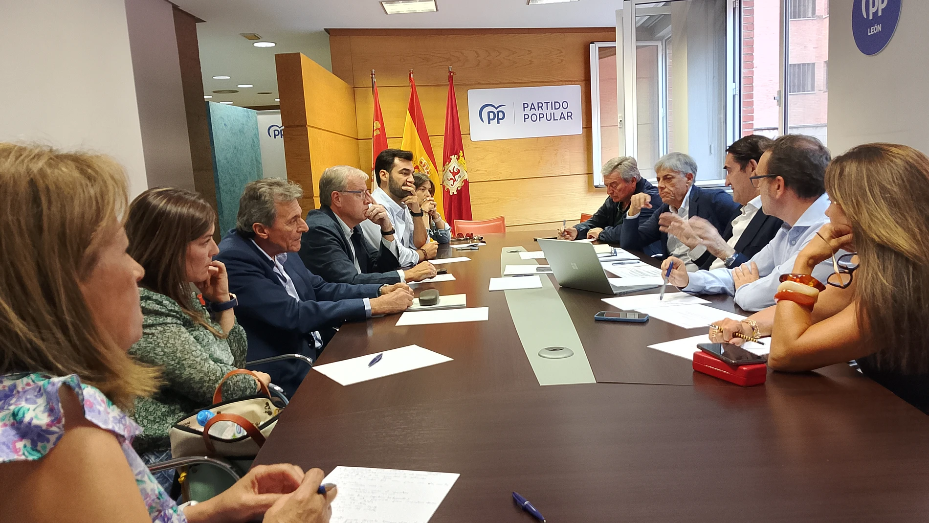 Reunión del PP de León con la presencia de Juan Carlos Suárez-Quiñones