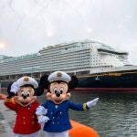 La policía alemana irrumpe en el nuevo crucero de Disney pocos días después de su inauguración y arresta a dos de sus empleados