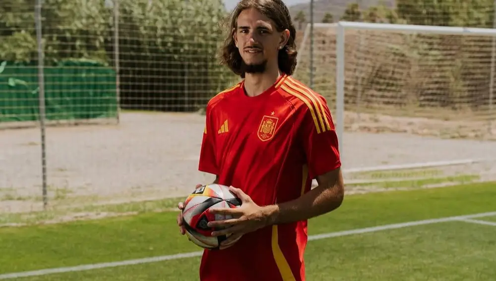 Yarek Gasiorowski, durante una sesión de fotos con la camiseta de la Selección Española