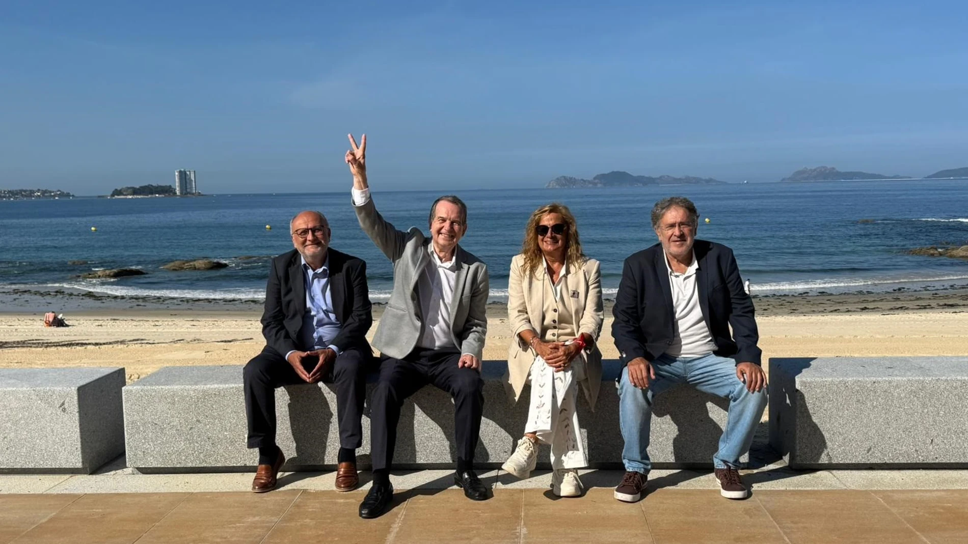 El alcalde de Vigo, Abel Caballero, en el centro, junto al subdelegado del Gobierno, Abel Losada), la teniente de alcalde, Carmela Silva, y el concejal de Fomento, Javier Pardo. REMITIDA / HANDOUT por CONCELLO DE VIGO Fotografía remitida a medios de comunicación exclusivamente para ilustrar la noticia a la que hace referencia la imagen, y citando la procedencia de la imagen en la firma 05/09/2025