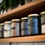 La idea viral para convertir frascos vacíos en especieros DIY y darle un toque creativo a tu cocina