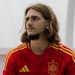 Yarek Gasiorowski, durante una sesión de fotos con la camiseta de la Selección Española