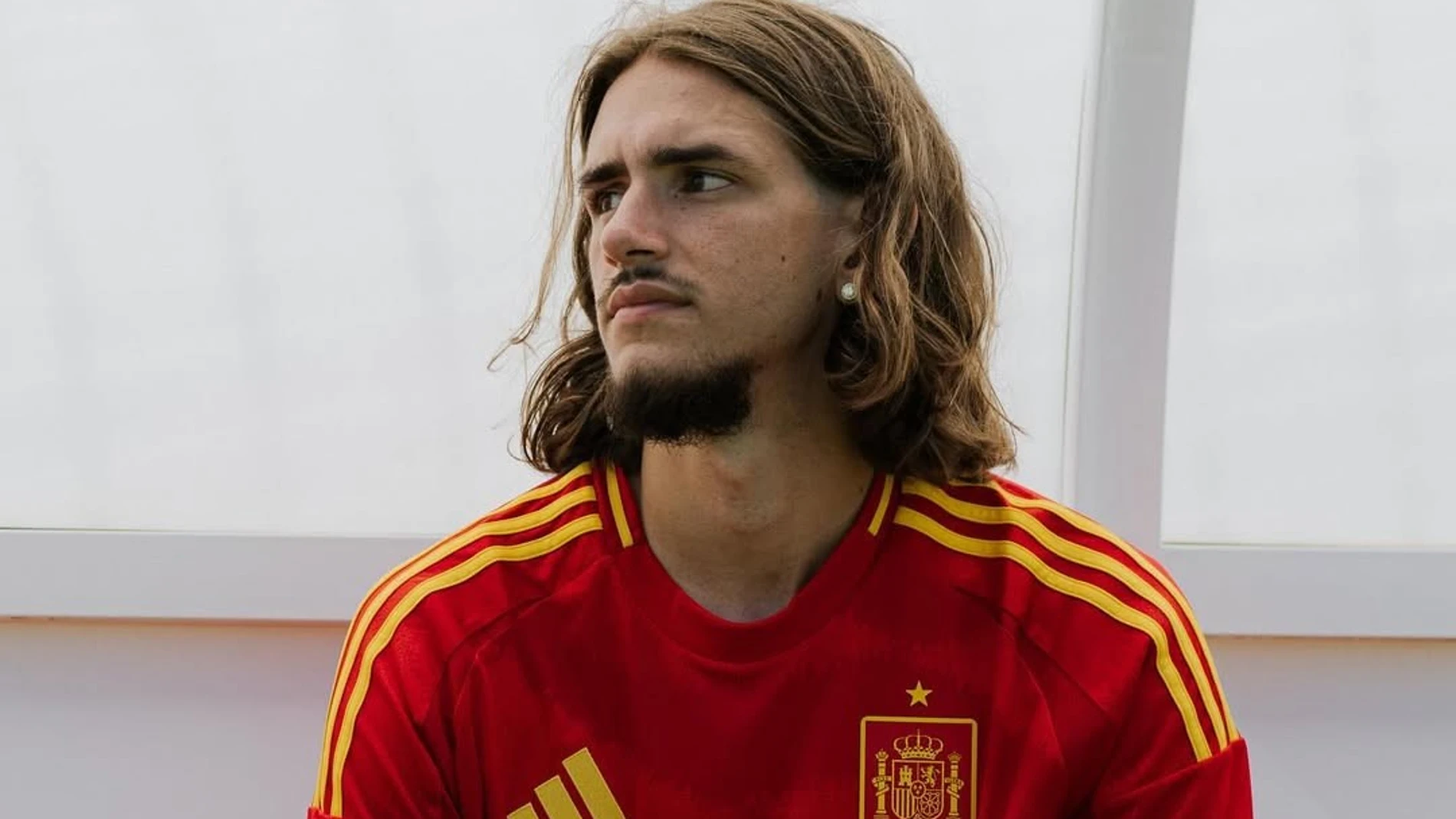 Yarek Gasiorowski, durante una sesión de fotos con la camiseta de la Selección Española