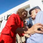 María Jesús Montero saluda a un asistente a su llegada a la Interparlamentaria del PSOE-A en Montilla 