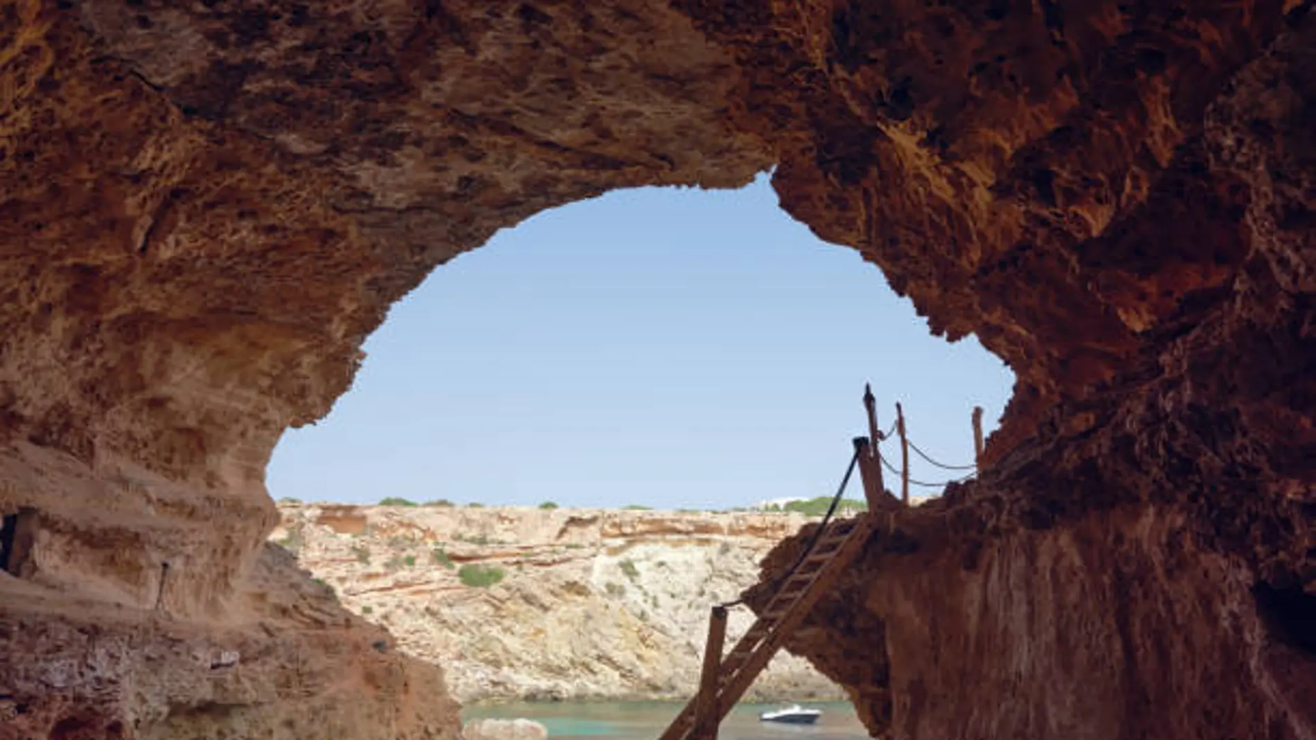 La cueva casi desconocida de Ibiza perfecta para bucear: es uno de los sitios preferidos de los residentes