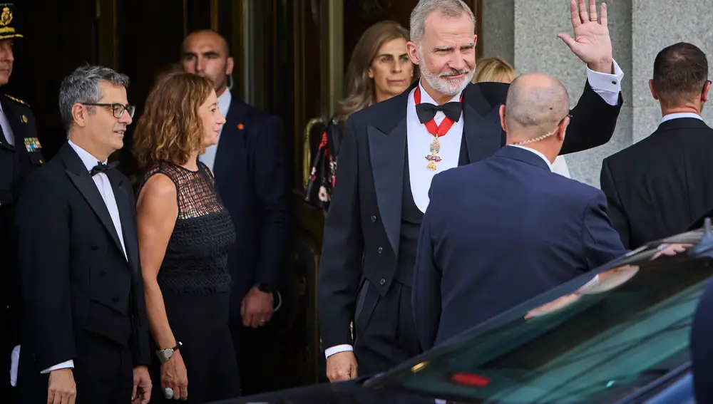 El rey Felipe VI es despedido por la presidenta del Tribunal Supremo y el Consejo General del Poder Judicial (