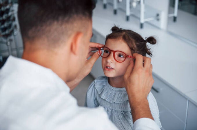 Oftalmólogo alerta: cambiar las gafas de niños sin dilatación puede dañar la vista