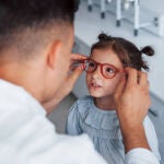 Oftalmólogo alerta: cambiar las gafas de niños sin dilatación puede dañar la vista