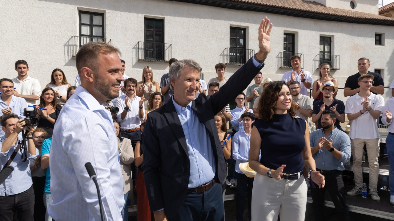Feijóo se abraza al estilo Ayuso en su vacío al fiscal