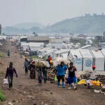 Personas desplazadas por los combates entre los rebeldes del M23 y soldados del gobierno abandonan su campamento siguiendo instrucciones de los rebeldes del M23 en Goma, República Democrática del Congo,