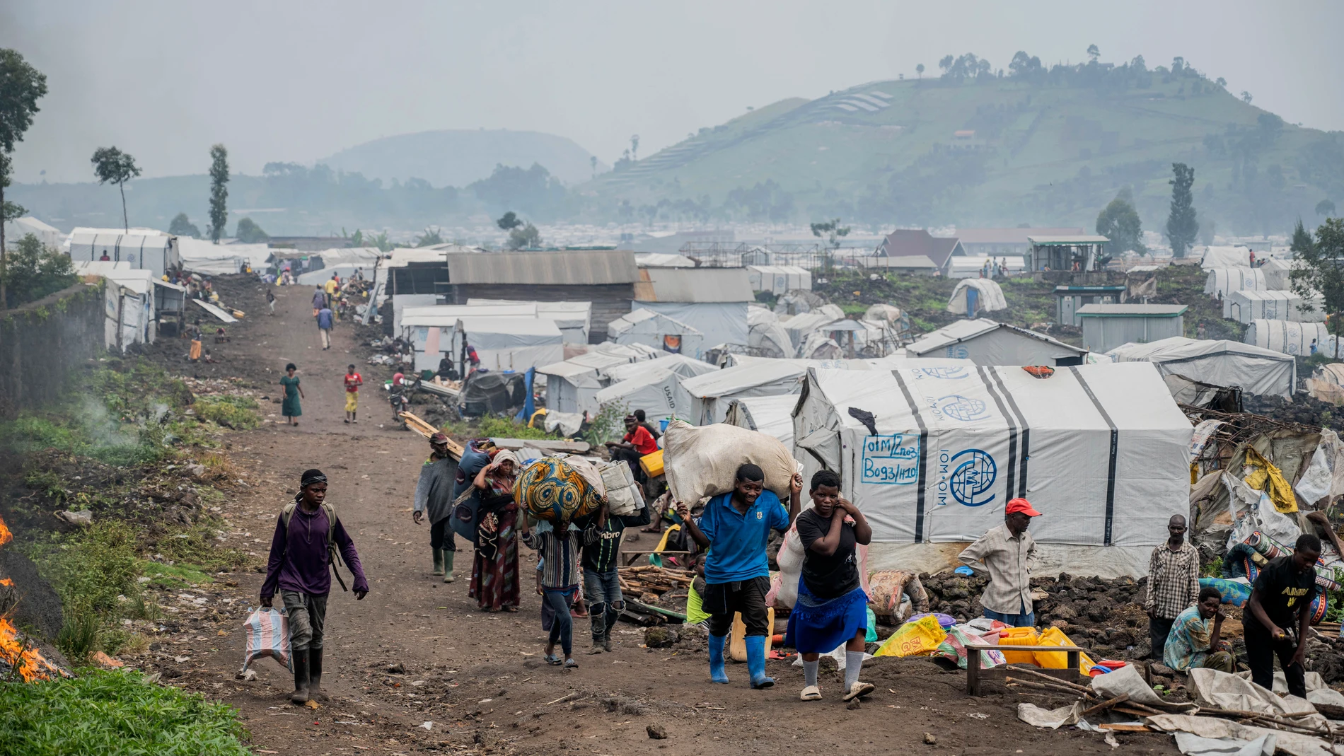 Personas desplazadas por los combates entre los rebeldes del M23 y soldados del gobierno abandonan su campamento siguiendo instrucciones de los rebeldes del M23 en Goma, República Democrática del Congo,