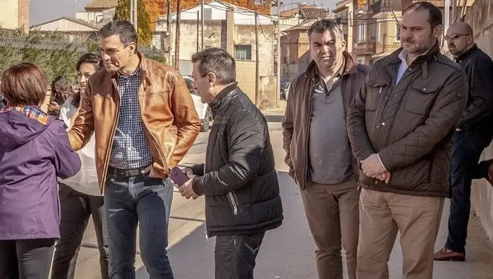 El PP ironiza con la campaña "Por Huevos" de Igualdad y la ilustra con una foto de Sánchez, Ábalos, Cerdán y Koldo