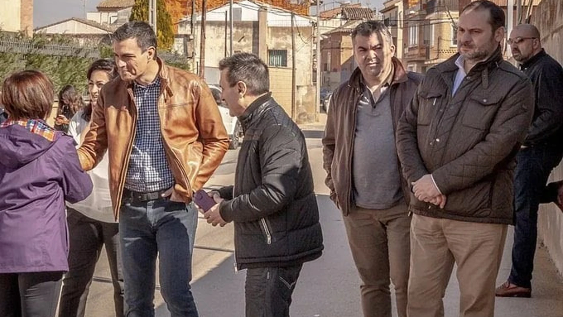 Fotografía tomada en 2017 en Aldeanueva del Ebro (La Rioja) en la campaña de las elecciones primarias del PSOE. Junto al presidente del Gobierno, Pedro Sánchez, aparecen Santos Cerdán, José Luis Ábalos y Koldo García. REMITIDA / HANDOUT por CUENTA DE 'X' DE ESTER MUÑOZ Fotografía remitida a medios de comunicación exclusivamente para ilustrar la noticia a la que hace referencia la imagen, y citando la procedencia de la imagen en la firma 05/09/2025