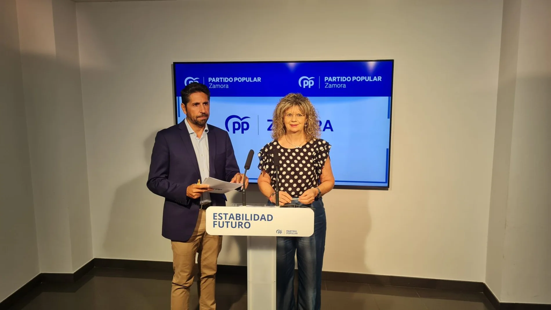 Los parlamentarios del PP de Zamora, Elvira Velasco y Óscar Ramajo, analizan la comparecencia de Óscar Puente