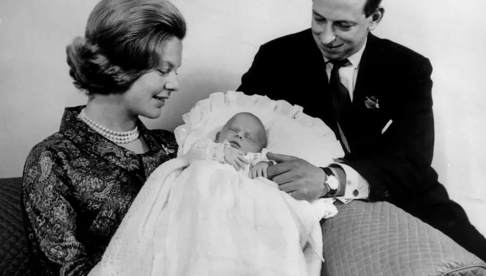 Los duques de Kent junto a uno de sus hijos recién nacido