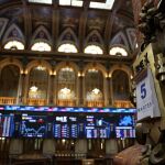 Economía/Bolsa.- El Ibex 35 sube un 0,25% al mediodía y mira a los 15.000 puntos con el foco en el empleo de EEUU