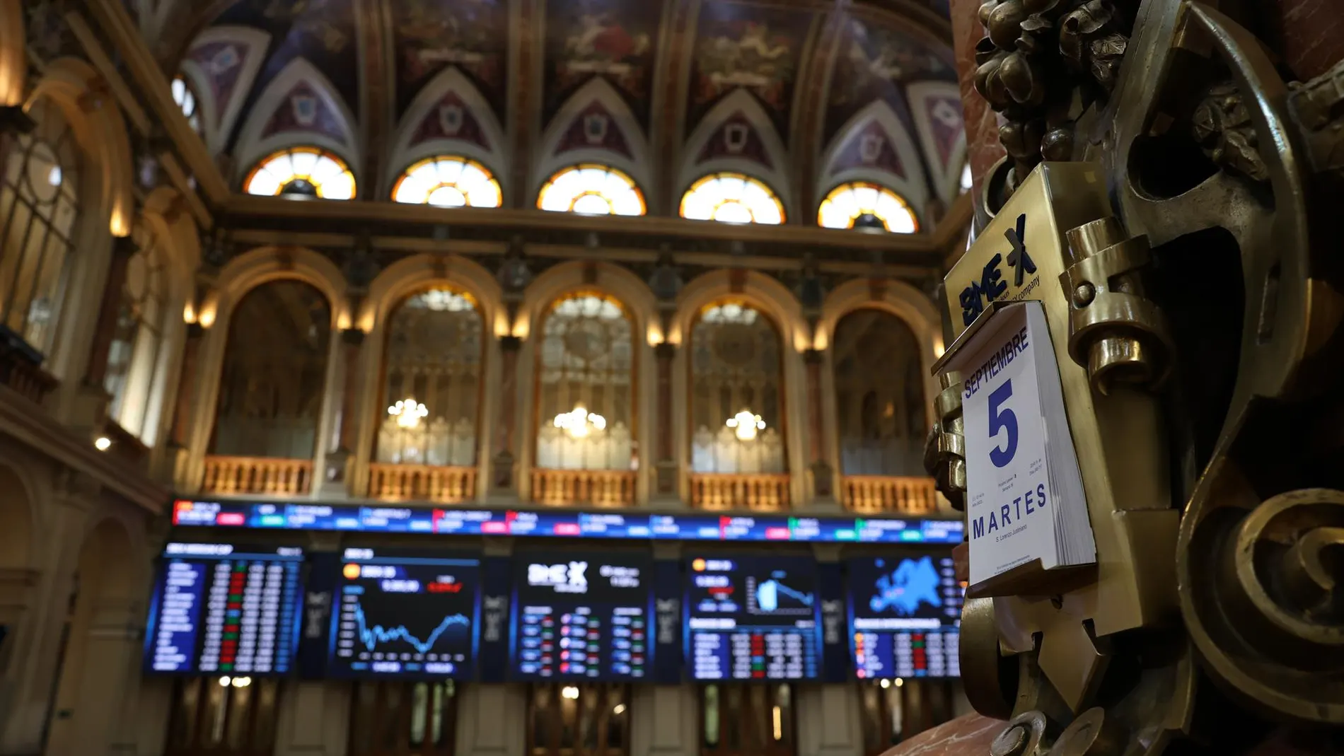 Economía/Bolsa.- El Ibex 35 sube un 0,25% al mediodía y mira a los 15.000 puntos con el foco en el empleo de EEUU