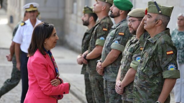 La ministra de defensa, Margarita Robles, visita al personal de la misión de asistencia militar de la Unión Europea en apoyo a Ucrania, en la Academia de Infantería de Toledo.