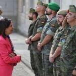 La ministra de defensa, Margarita Robles, visita al personal de la misión de asistencia militar de la Unión Europea en apoyo a Ucrania, en la Academia de Infantería de Toledo.