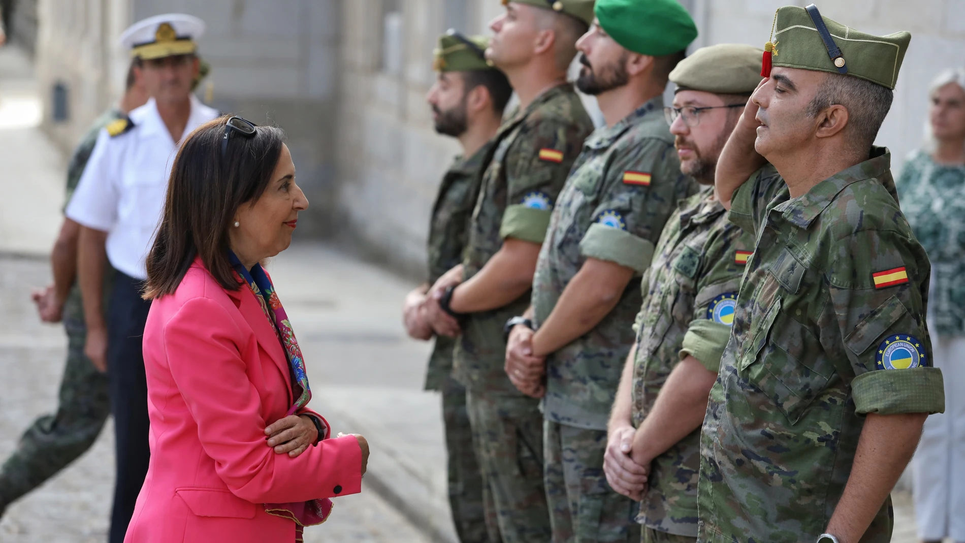 La ministra de defensa, Margarita Robles, visita al personal de la misión de asistencia militar de la Unión Europea en apoyo a Ucrania, en la Academia de Infantería de Toledo.