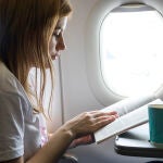 Pocos conocen el peligro: un asistente de vuelo advierte a los pasajeros de los riesgos de ir en el lado de la ventana