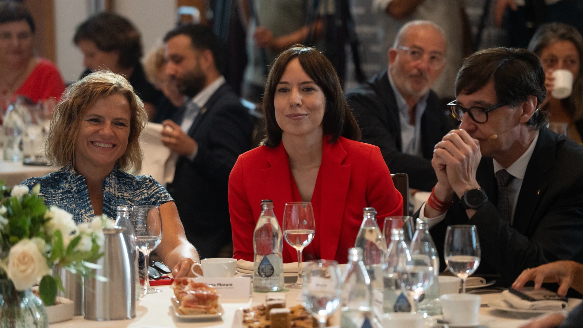 La ministra de Ciencia, Innovación y Universidades, Diana Morant (c), el presidente de la Generalitat, Salvador Illa, y la delegada del Gobierno en la Comunidad Valenciana y secretaria de Igualdad del PSOE, Pilar Bernabé (i), durante un desayuno informativo organizado por Prensa Ibérica, en The Westin Valencia, a 5 de septiembre de 2025, en Valencia, Comunidad Valenciana (España). Durante el encuentro, el presidente de Cataluña, ha compartido su modelo económico y territorial. El foro se enma...