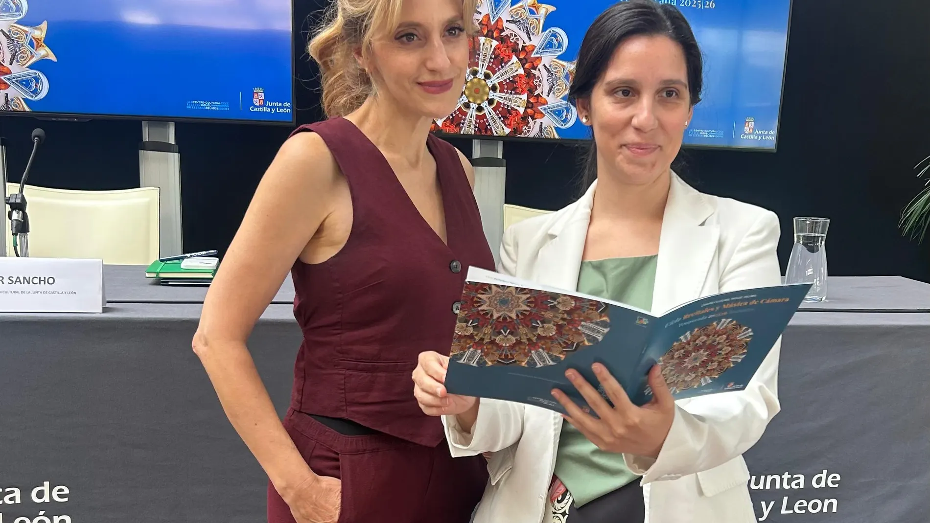 Mar Sancho y Lucrecia Colominas durante la presentación del certamen