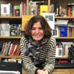Amparo Lazo está al frente de la librería 'Palas', que cumple 45 años en el barrio de Los Remedios