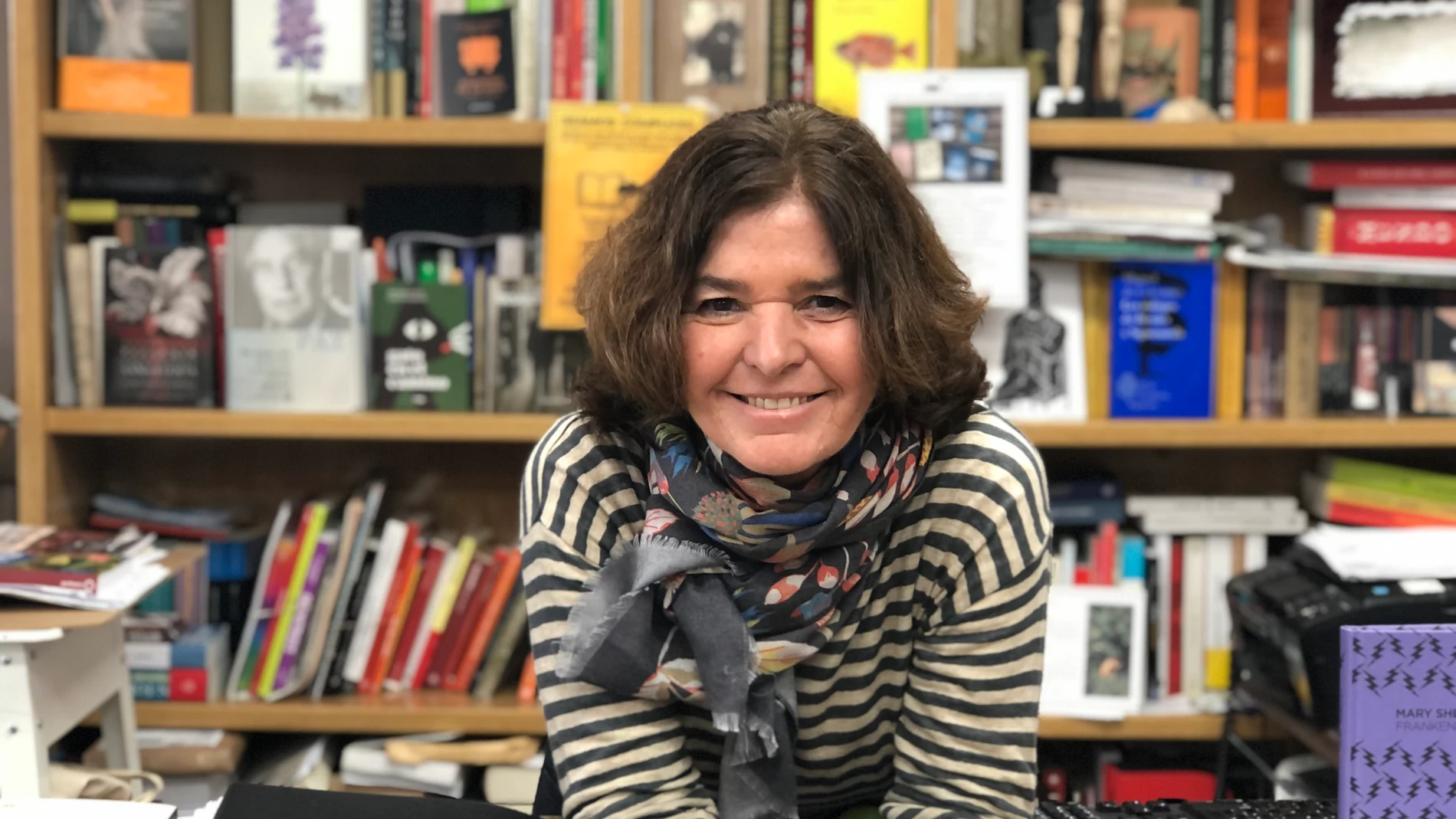 Amparo Lazo está al frente de la librería 'Palas', que cumple 45 años en el barrio de Los Remedios