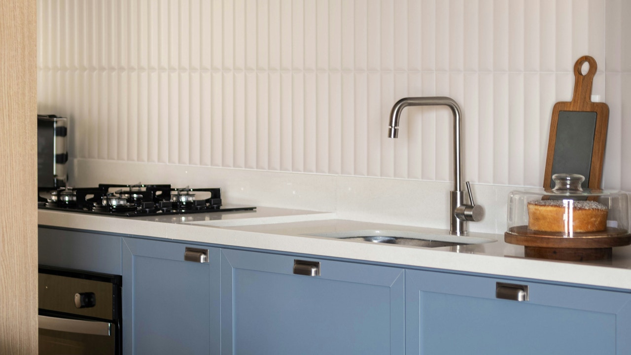 Adiós a los azulejos: la nueva tendencia en revestimiento para la cocina en otoño 2025