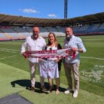 Los presidentes de Somos Hijolusa, José L. Gómez y Carlos Gómez, y Natichu Alvarado, consejera ejecutiva de la Cultural y Deportiva Leonesa, renuevan el acuerdo