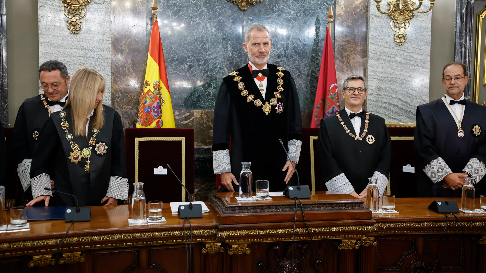 MADRID (ESPAÑA), 05/09/2025.- El rey Felipe VI (c) junto al fiscal general del Estado, Álvaro García Ortiz (i), la presidenta del Tribunal Supremo y el Consejo General del Poder Judicial (CGPJ), Isabel Perelló (2i) y el ministro de Justicia Félix Bolaños (2d) durante el tradicional acto de apertura del año judicial celebrado este viernes en el Tribunal Supremo en Madrid. EFE/Chema Moya POOL