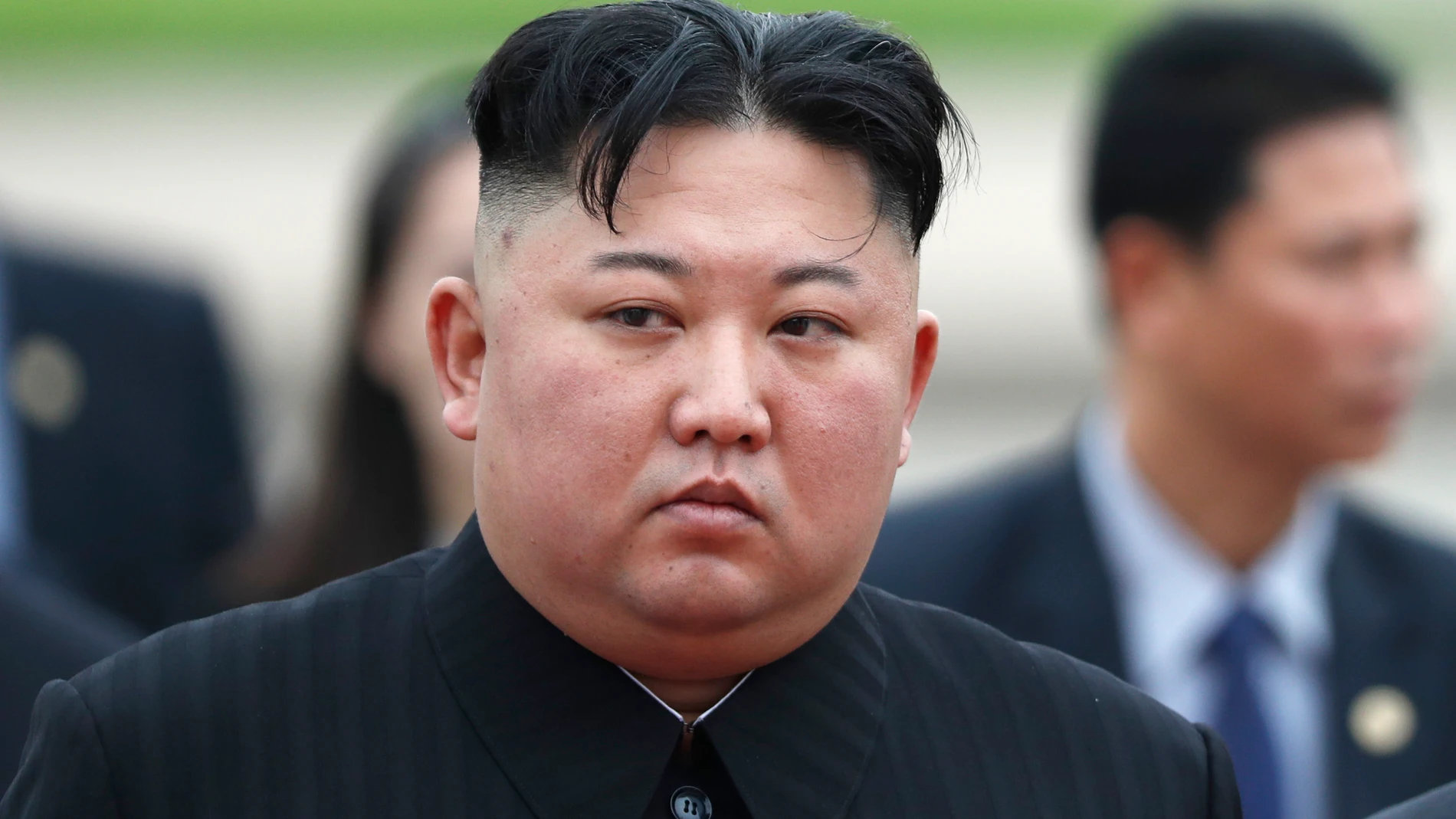 GGH04. BOGOTÁ (COLOMBIA), 05/09/2025.- Fotografía de archivo del 02 de marzo de 2019 que muestra al líder norcoreano Kim Jong-un, asistiendo a una ceremonia de ofrenda floral en el Mausoleo de Ho Chi Minh en Hanoi (Vietnam). El diario The New York Times reveló este viernes una misión secreta de las fuerzas especiales de los Navy Seal Team 6 que en 2019 intentó infiltrarse en Corea del Norte para interceptar las comunicaciones del líder norcoreano, Kim Jong-un, sin éxito. EFE/EPA/JORGE SILVA /...