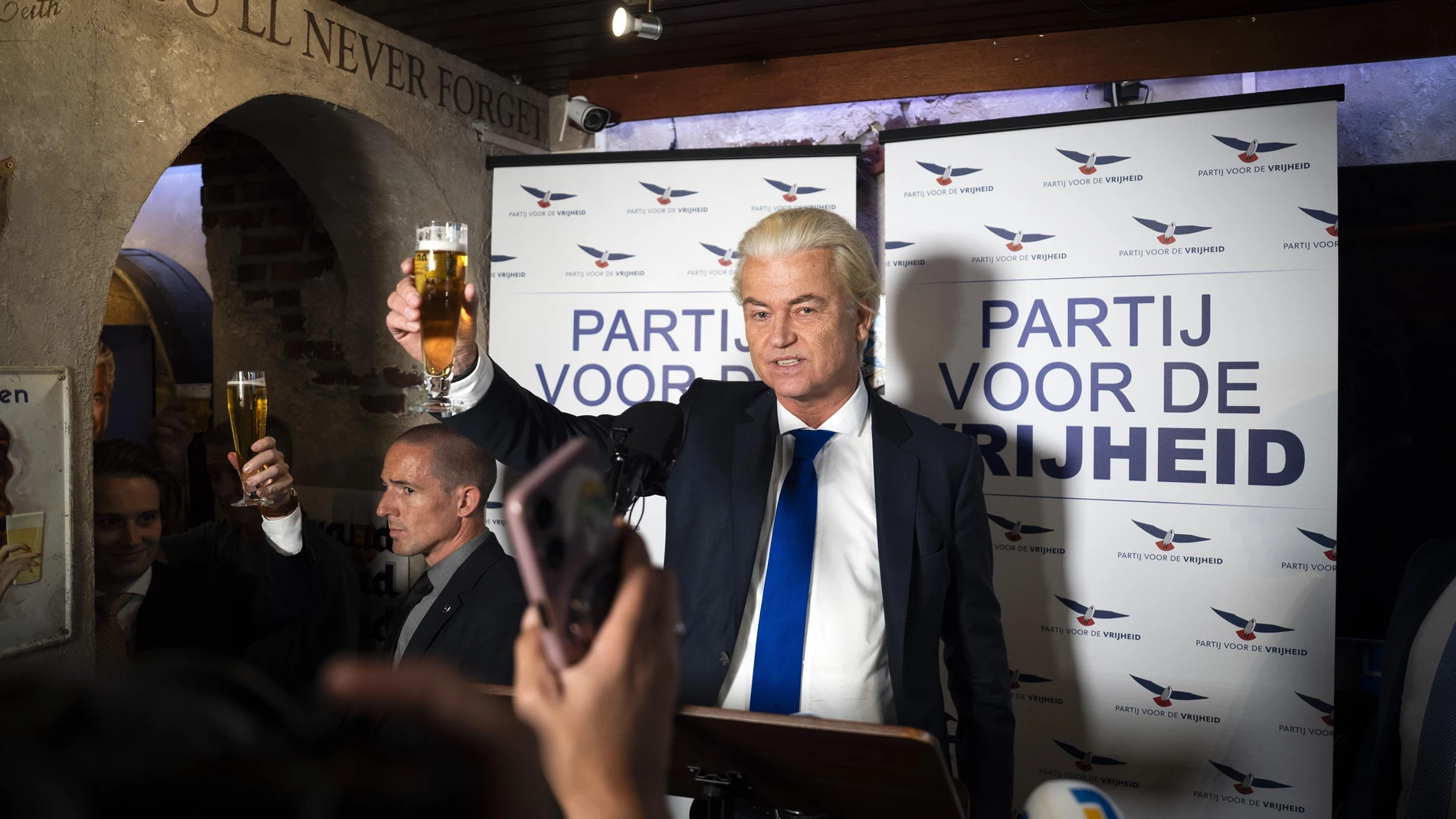 Venlo (Netherlands), 05/09/2025.- Dutch PVV party leader Geert Wilders speaks during the kickoff of the PVV campaign for the House of Representatives elections at café De Blauwe Trap in Venlo, The Netherlands, 05 September 2025. (Elecciones, Países Bajos; Holanda) EFE/EPA/JEROEN JUMELET