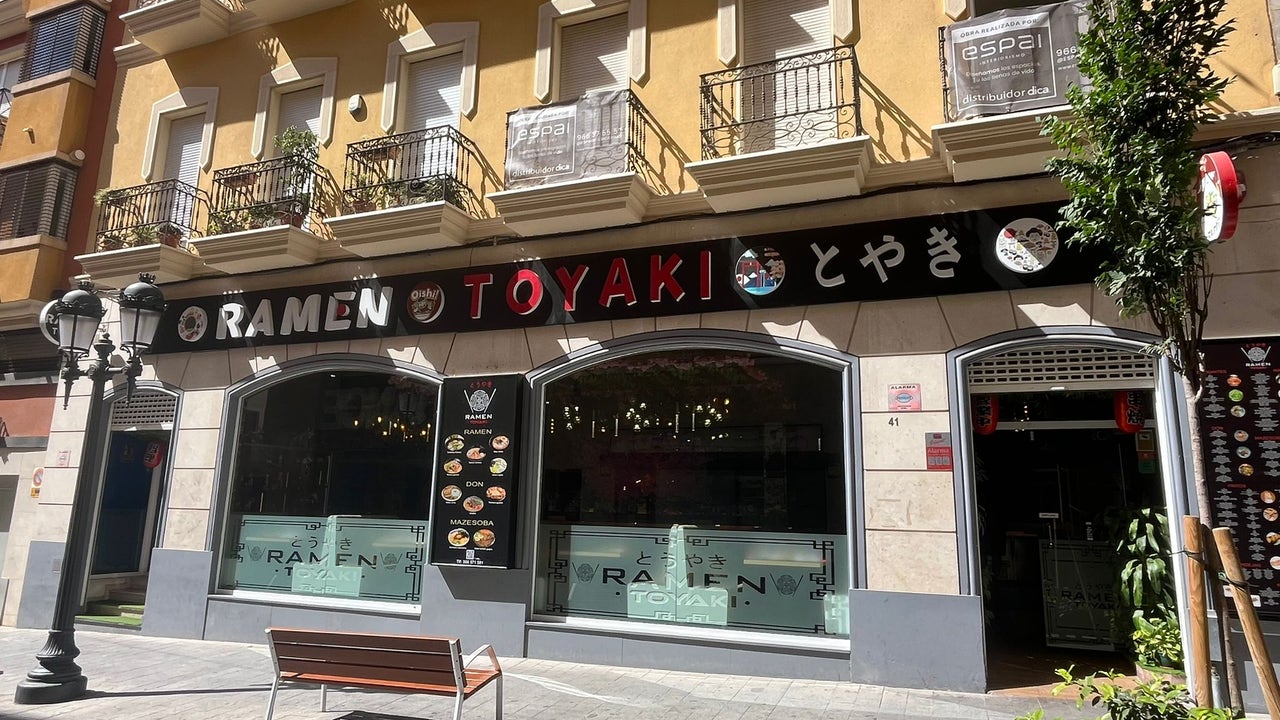 Alicante, la calle de las novias ya es una pequeña Asia