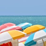 Multas de hasta 3.000 euros por reservar sitio en la playa: así se intensifica la “guerra de las tumbonas”