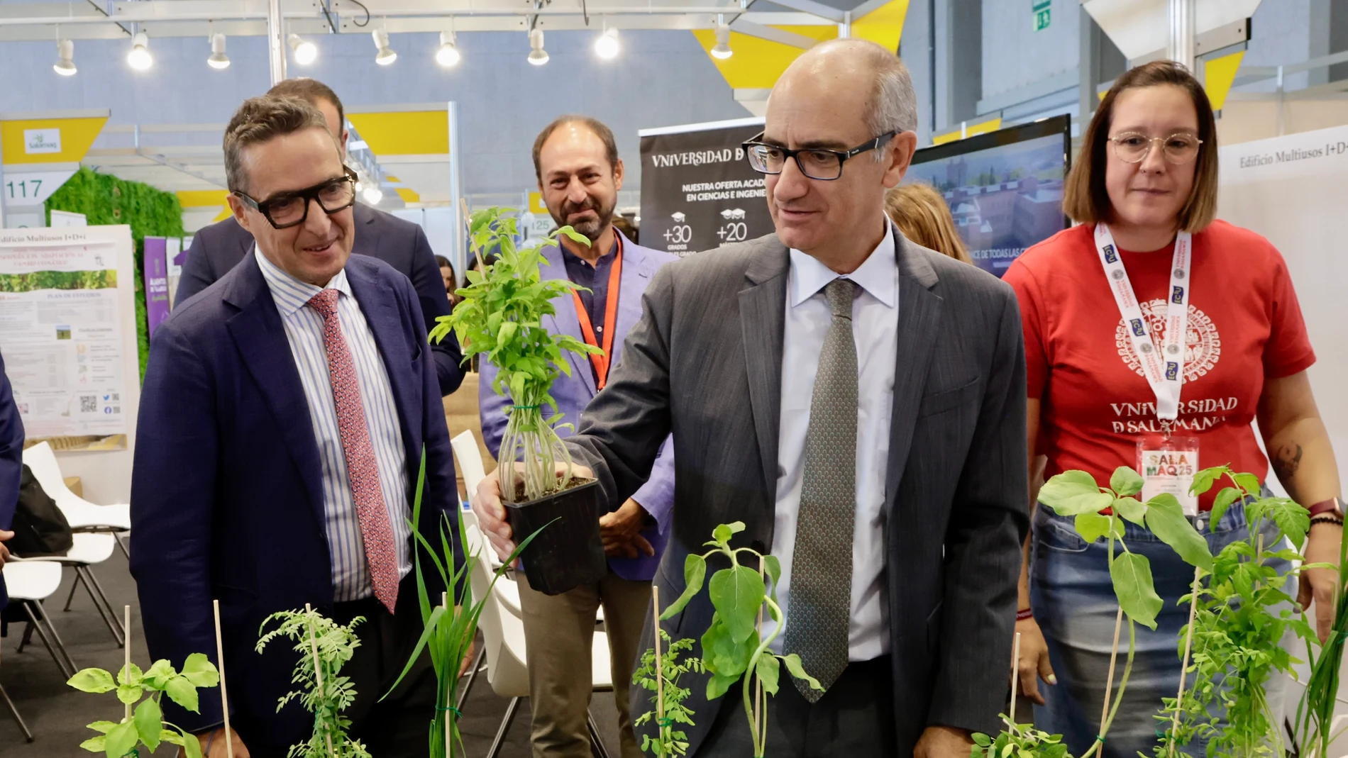 El presidente de la Diputación de Salamanca, Javier Iglesias, y el rector de la Universidad de Salamanca, Juan Manuel Corchado, visitan Salamaq