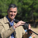 El presidente del Gobierno, Pedro Sánchez, visita la base de la Brigada de Refuerzo en Incendios Forestales (BRIF) de Tabuyo del Monte (León)