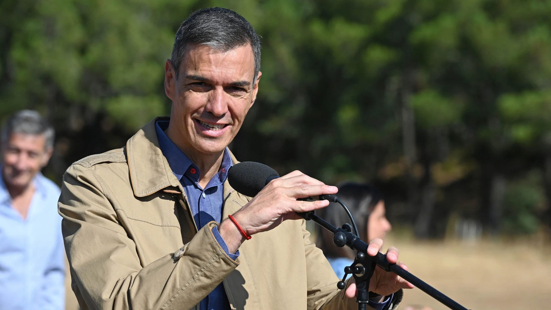 TABUYO DEL MONTE (LEÓN), 05/09/2025.- El presidente del Gobierno, Pedro Sánchez, hace unas declaraciones mientras visita este viernes la base de la Brigada de Refuerzo en Incendios Forestales (BRIF) de Tabuyo del Monte (León), una de las que se encuentran en la zona más dañada por la ola de fuegos de agosto que ha afectado especialmente a las provincias de León, Ourense y Zamora. EFE/ J. Casares