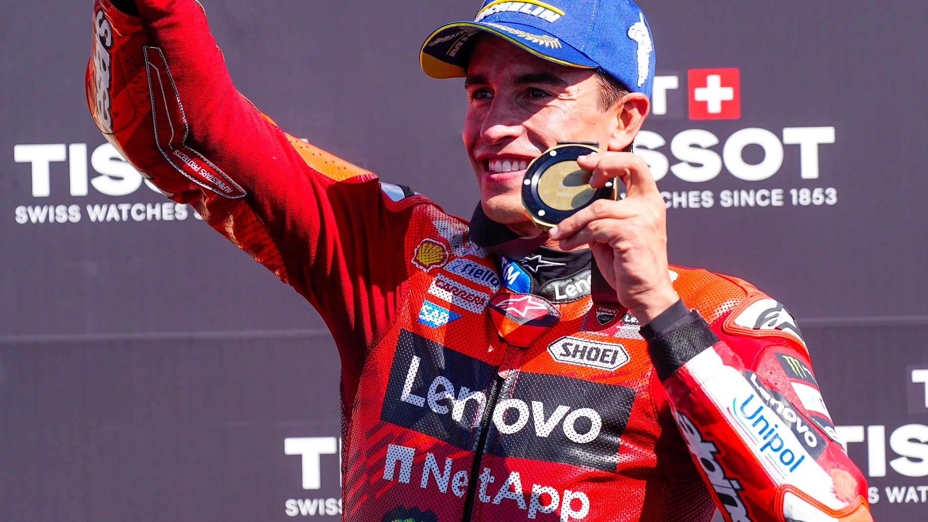 MONTMELÓ (BARCELONA), 06/09/2025.- El piloto español de MotoGP Marc Márquez (Ducati Lenovo Team) celebra su victoria en la carrera al sprint del Gran Premio de Cataluña, que se disputará este domingo en el circuito de Barcelona-Cataluña en Montmeló. EFE/ Enric Fontcuberta