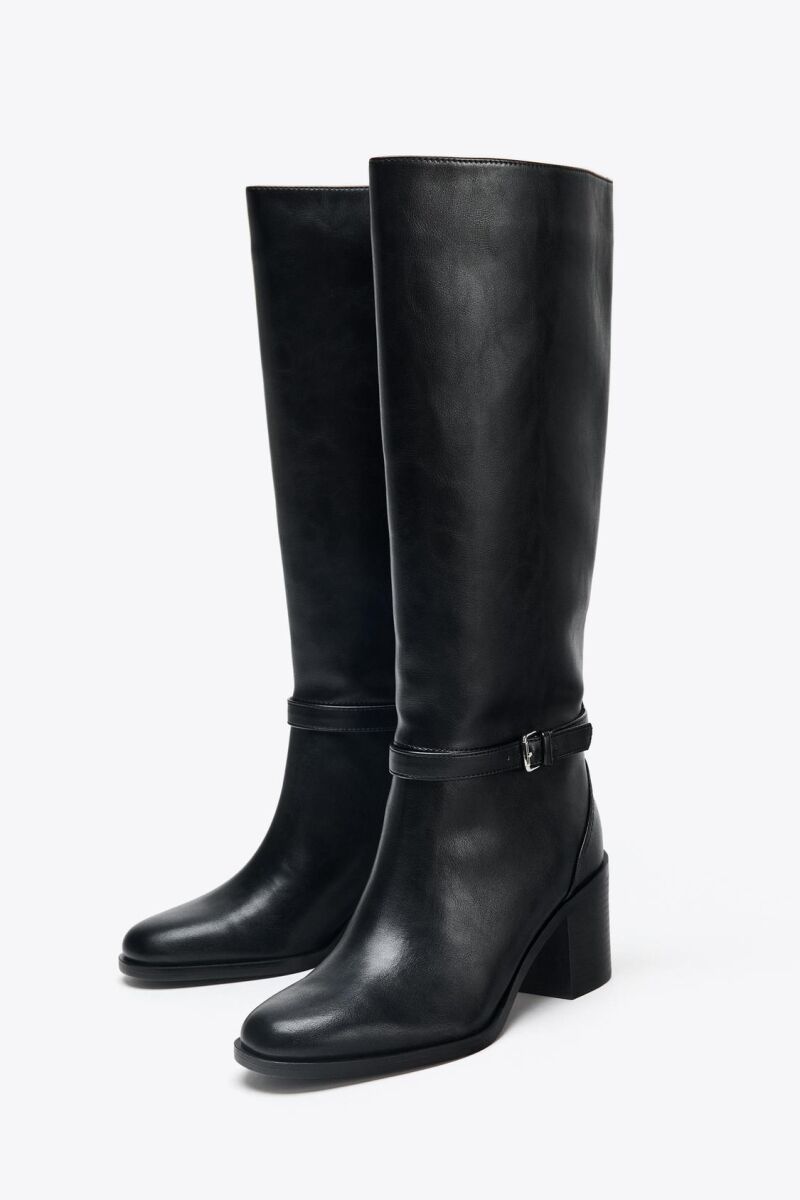 Bota tacón ancho hebillas.