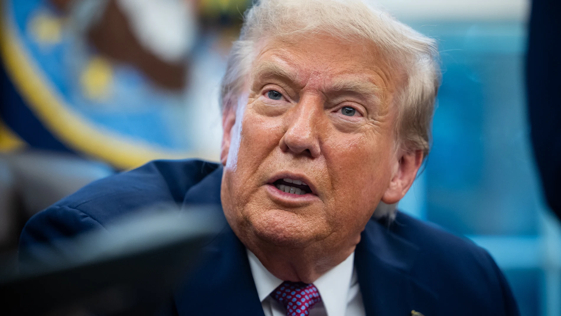 WASHINGTON (United States), 06/09/2025.- US President Donald Trump speaks to the media during a press availability in the Oval Office of the White House in Washington, DC, USA, 05 September 2025. EFE/EPA/FRANCIS CHUNG / / POOL